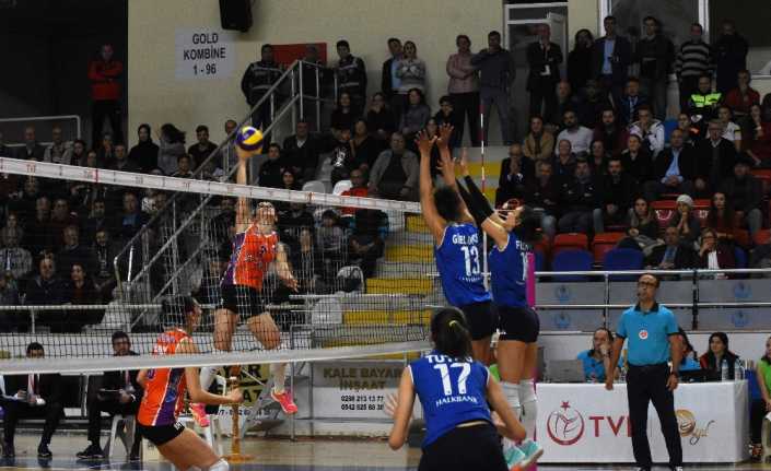 Vestel Sultanlar Ligi 4. haftasında Çanakkale Belediyespor ile Halkbank karşılaştı.