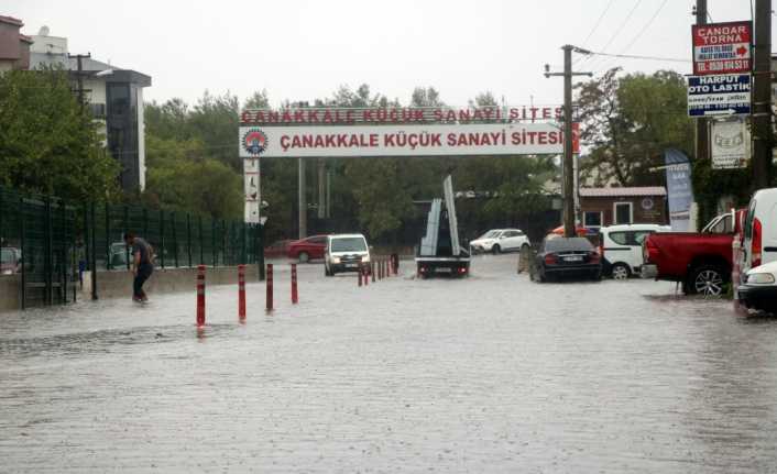 Çanakkale’de öğle saatlerinde başlayan kuvvetli sağanak yağış, bazı cadde ve