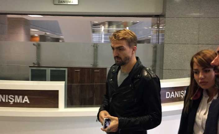 Beşiktaş oyuncusu Caner Erkin, Medipol Başakşehir maçında hakem Mete Kalkavan’a