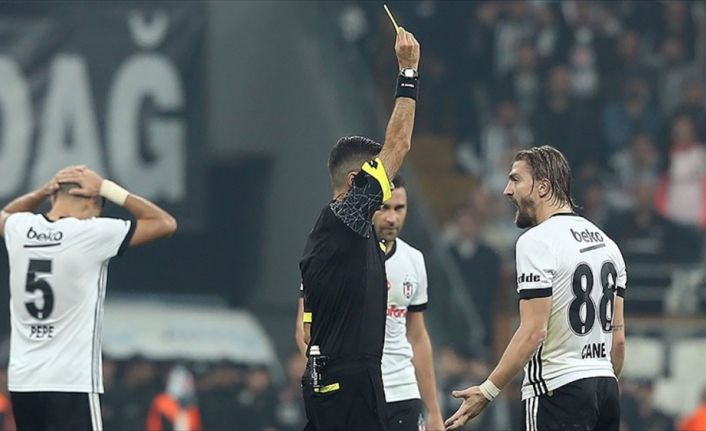 Beşiktaşlı futbolcu Caner Erkin'in, müsabaka sırasında hakem Mete Kalkavan'a küfür
