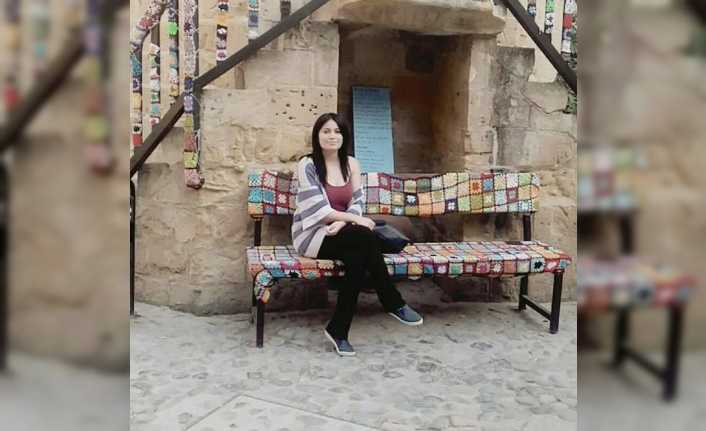 Kuzey Kıbrıs Türk Cumhuriyeti’nde eşi Burcu Okumuş’u sokak ortasında ve