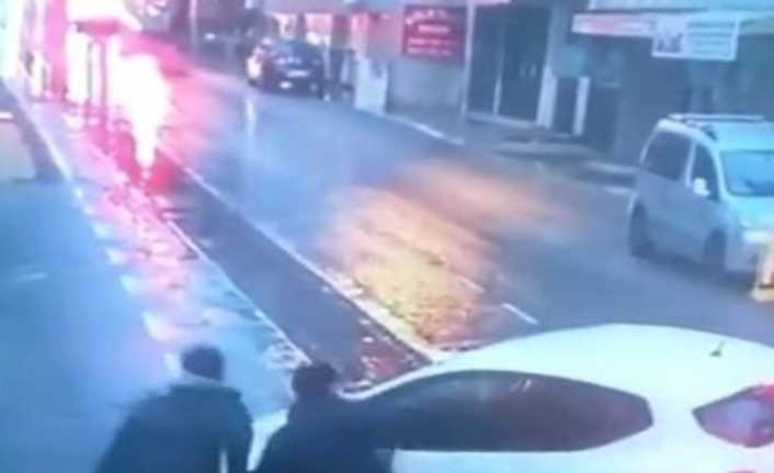 İzmir’de bir otomobilin motosiklete çarpması ve motorun arkasındaki yolcunun öfkeyle