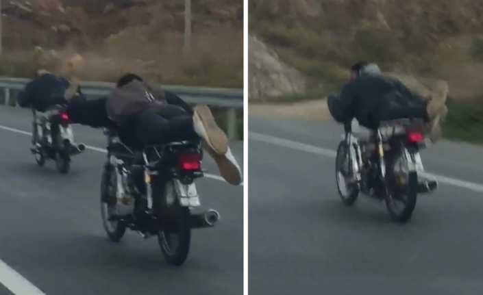 Antalya’da iki gencin motosikletler üzerinde trafikte seyir halindeyken yaptıkları hareketler