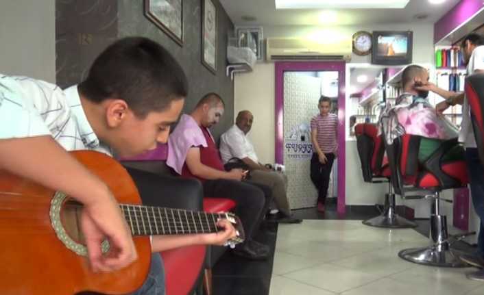 Kahramanmaraş’ta bir berber, tıraş hizmetini canlı müzik eşliğinde vermeye başladı.