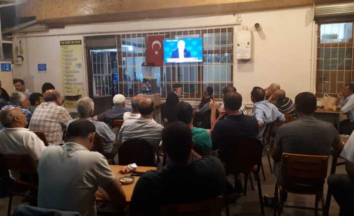 Canlı yayın Erzincan’da ilgiyle izlendi Erzincan’da kahveler ve çay ocaklarında toplanan halk, İstanbul Büyükşehir Belediyesi