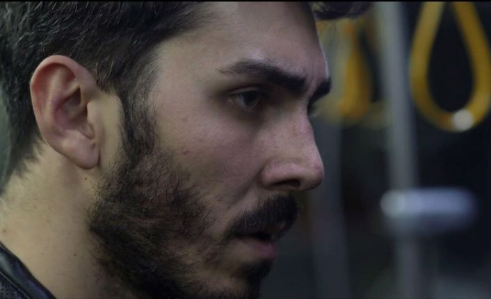 İzmirli oyuncu Çağrı Öztürk, dünyaca ünlü Cannes Film Festivali’nde “Karanlıkta