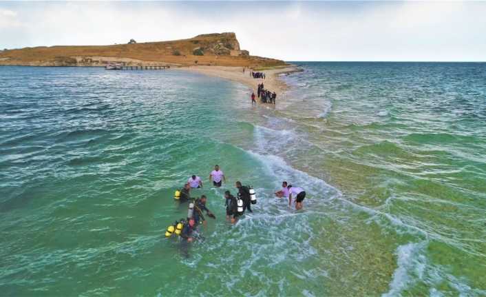 Van Gölü’ndeki dört büyük adadan biri olan Çarpanak Adası’na antik