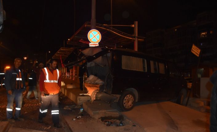 İzmir’in Konak ilçesinde, kontrolden çıkan bir otomobil, aynı istikamette seyir