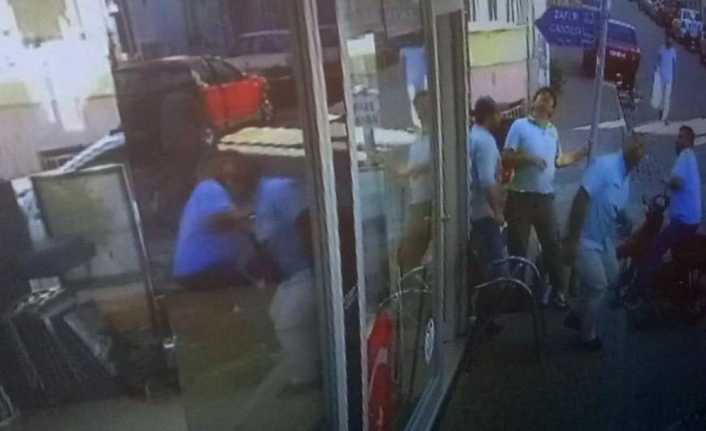 İzmir’in Ödemiş ilçesinde bir dükkanın önünde oturan 4 kişinin üzerine