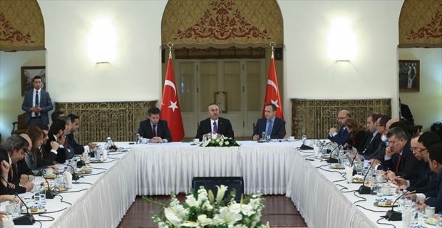 Dışişleri Bakanı Çavuşoğlu, medya kuruluşlarının temsilcileriyle bir araya gelerek dış