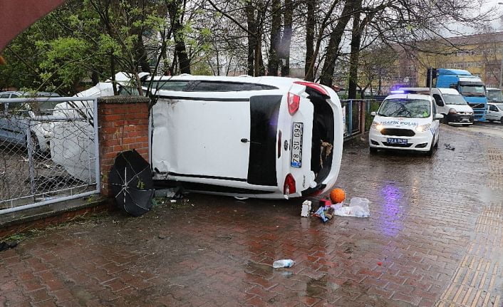 Karabük’te kavşaktan hızlıca çıkan bir otomobil havanın yağışlı olması nedeniyle