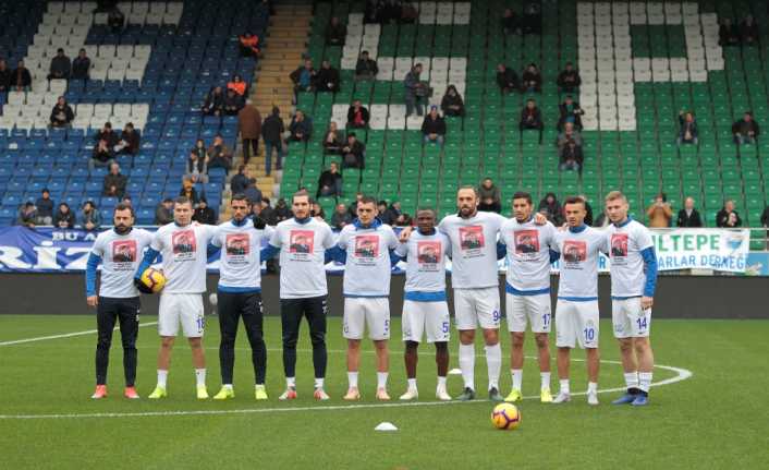 Çaykur Rizesporlu futbolcular, Aytemiz Alanyaspor maçı öncesinde ısınmaya üzerlerinde Şehit