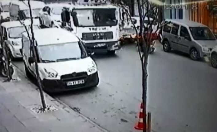 İstanbul Kağıthane’de çocuğunu kursa bırakmak için cadde üzerinde otomobilini park
