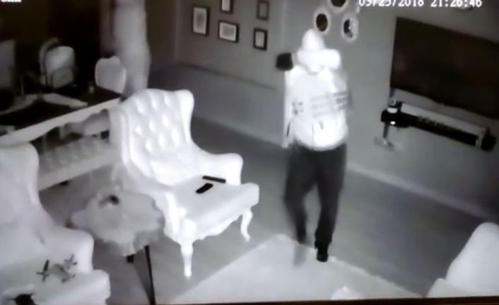 Başahşehir’de akşam saatlerinde güvenlikli bir siteye giren 3 hırsızdan biri,