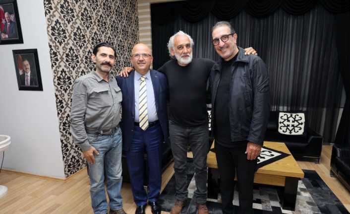 Film çekimleri sırasında çukura düşünce ayak bileğini kırılan Cem Özer,