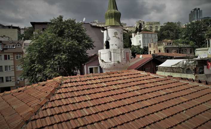 Beyoğlu’ndaki Tarihi Sefer Kethüda (Bostaniçi) Camisi’nin yıkılmak üzere olan minaresi