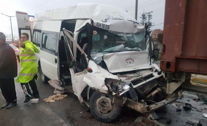 Konya’nın Ereğli ilçesinde bir yakınlarının cenazesinden dönenlerinin içinde bulunduğu minibüs,