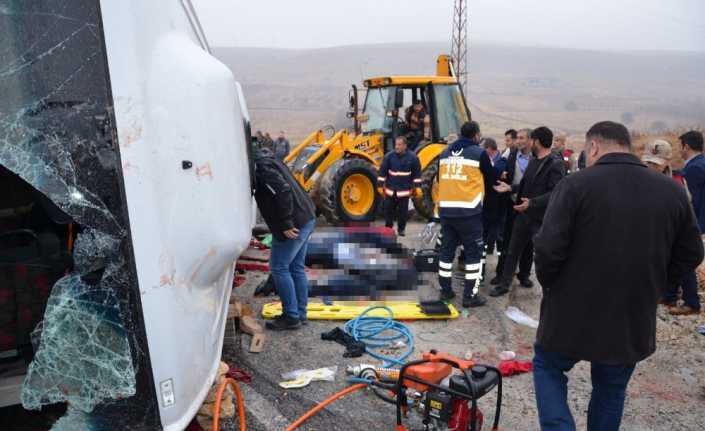 İstanbul’dan cenaze getiren midibüs, Malatya’nın Hekimhan ilçesinde kontrolden çıkarak devrildi.