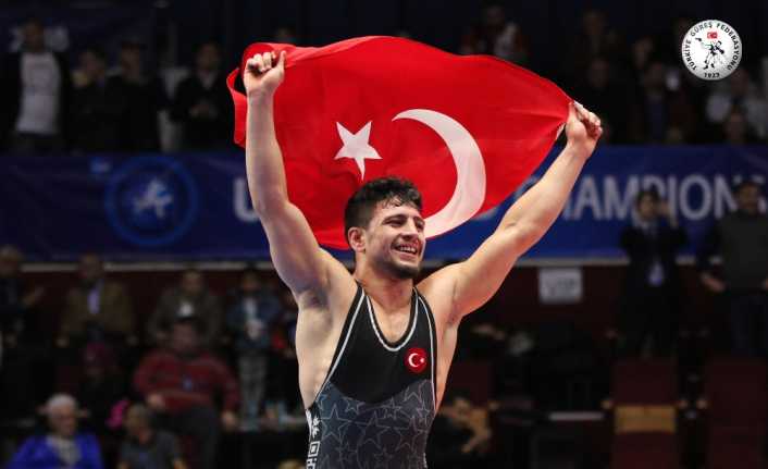 U23 Dünya Grekoromen Güreş Şampiyonası’nda 72 kiloda mindere çıkan Cengiz