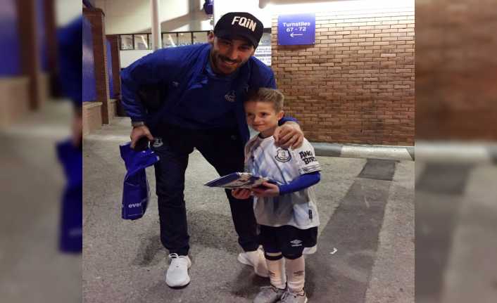 Everton’da forma giyen milli futbolcu Cenk Tosun, Everton’lı minik bir