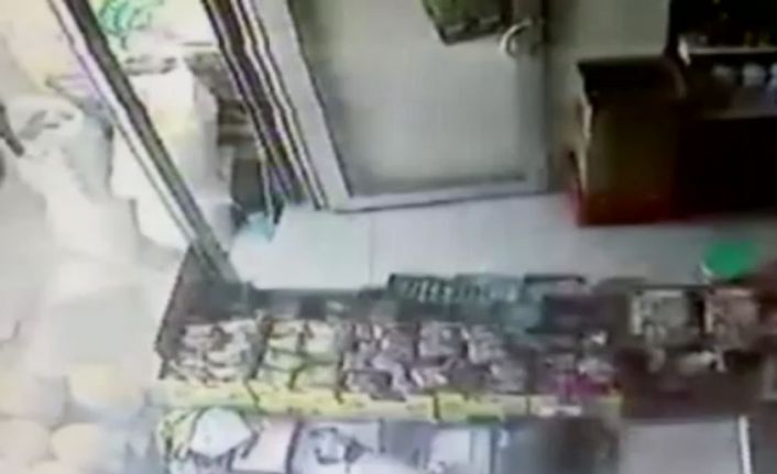 Mardin’in Kızıltepe ilçesinde bir markette işletmecinin masadan ayrıldığını gören şahıs,