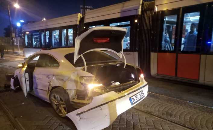 Cevizlibağ’da kontrolden çıkan otomobil tramvaya çarptı, kazada 2 kişi hafif