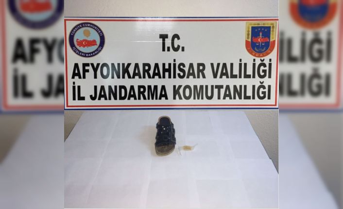 Afyonkarahisar’da hükümlü eşini ziyarete gelen kadının üzerinden eroin çıktı. 