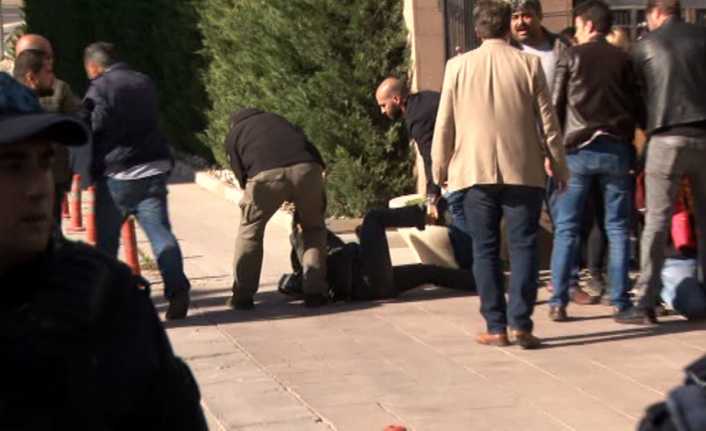 CHP Genel Merkezi önünde slogan atan bir grup eylemci polis