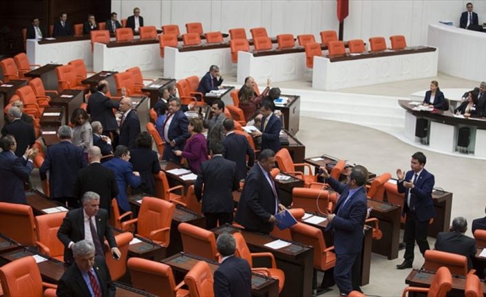 Meclis Genel Kurulunda, CHP ve HDP milletvekilleri, AK Parti'nin "çalışma
