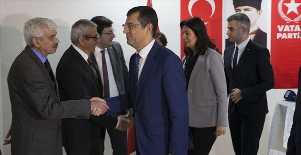 CHP Grup Başkanvekili Özel, beraberindeki genel başkan yardımcıları Muharrem Erkek