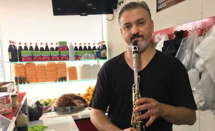 İzmir’de çiğ köftecilik yapan Rahmi Atay, iş yerine müşteri olarak