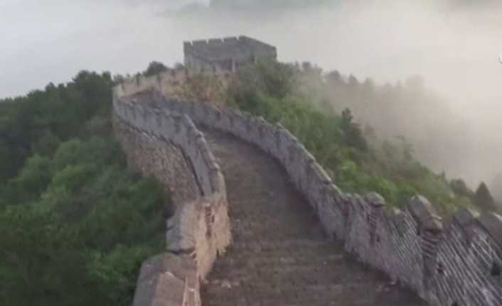 Çinli bir fotoğrafçı şafak vakti Çin Seddi üzerine çarşaf gibi