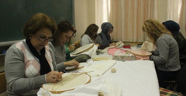 Yalova'nın Çınarcık ilçesinde genç kızların çeyiz sandıklarında mutlaka bulunan asırlık