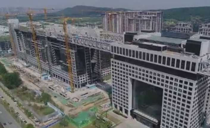 Çin’in Vuhan şehrinde inşa edilen, 7 binanın birbirlerine köprülerle bağlandığı