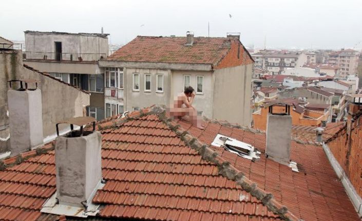 Kocaeli’nin İzmit ilçesinde psikolojik sorunları olduğu öğrenilen ve yedi katlı