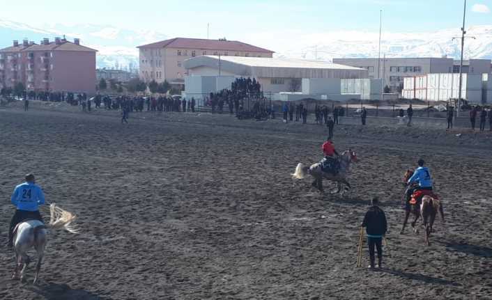 Ciritçiler Nefes Kesti Erzincan Fatih Mahallesi Cirit sahasında oynanan cirit gösterisi büyük beğeni