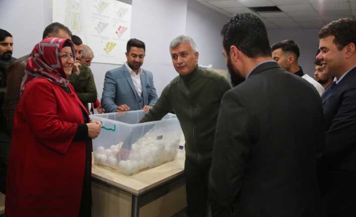 Şırnak’ın Cizre ilçesinde teröristlerin evlerini yıktığı aileler, yeni evlerine kavuştu.