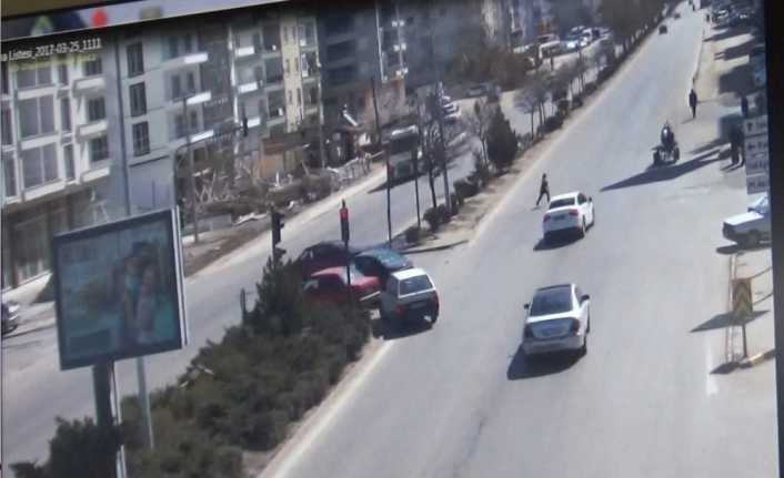 Kırıkkale’de kırmızı ışık ihlali yapan bir otomobil, 11 yaşındaki çocuğa