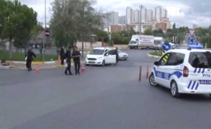 İstanbul Küçükçekmece’de lüks site önünde bir kadın camdan bakan çocuklarının