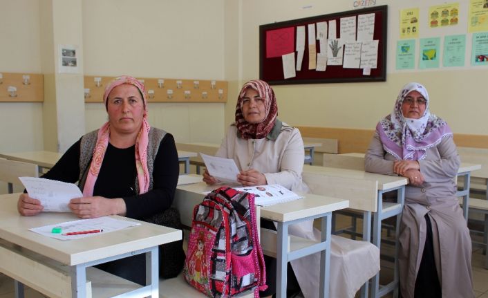 Van’ın Tuşba ilçesinde ’okuma yazma seferberliği’ kapsamında açılan kurslara katılan