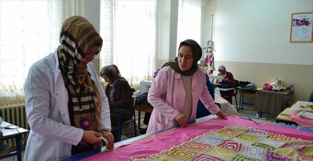 Aksaray'da, çocuklarının eğitim gördüğü ilkokulda kendilerine ayrılan atölyede el işi