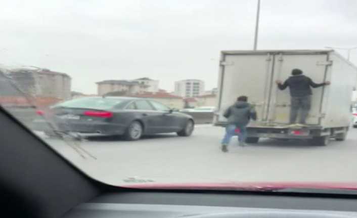 E-5 Karayolu Maltepe mevkiinde kamyonetin arkasına tutunarak yolculuk yapan çocuklar