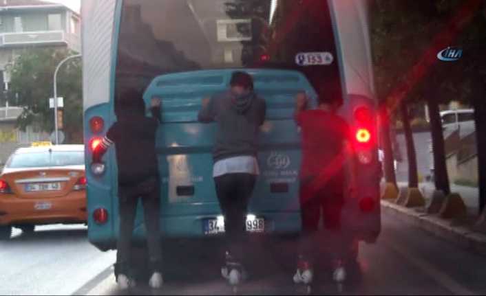 İstanbul Şişli’de patenli 3 çocuk, halk otobüsünün arkasına takılarak trafikte