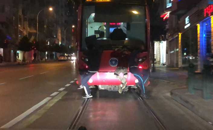 Bursa’da tramvaya takılarak yolculuk yapan çocuklar, yürekleri ağızlara getirdi. 
