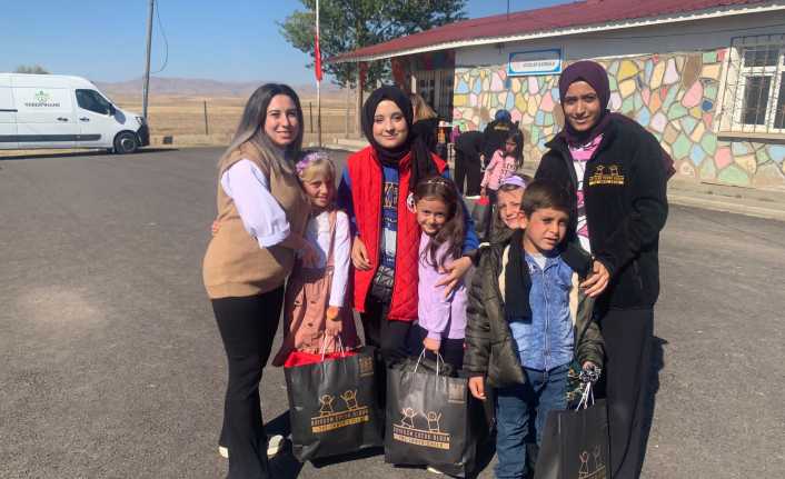 700 çocuğa kıyafet ve ayakkabı desteğinde bulunuldu