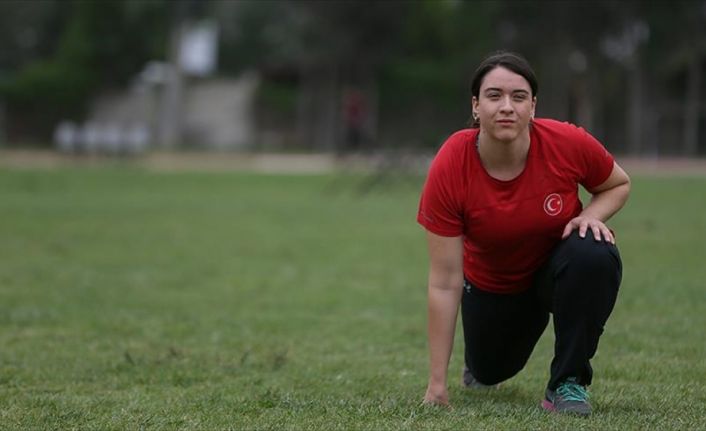 Eski milli sporcu olan annesi ve ağabeyinin yanında gittiği atletizm