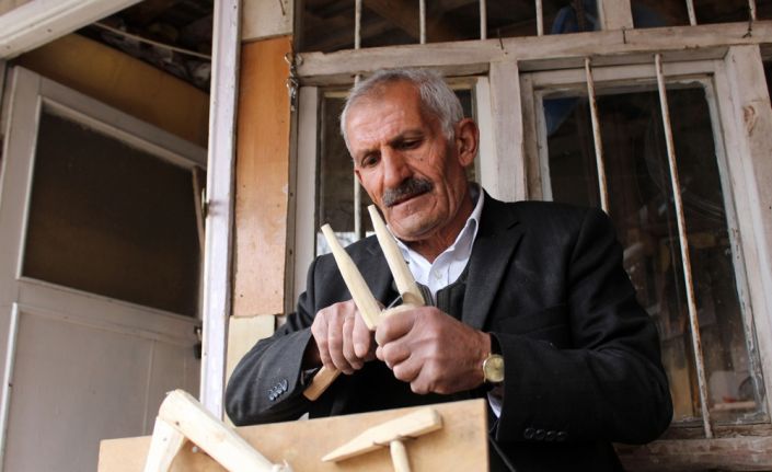 Van’ın İpekyolu ilçesinde yaşayan Mahir Sönmez, çocukken kurduğu maket atölyesi