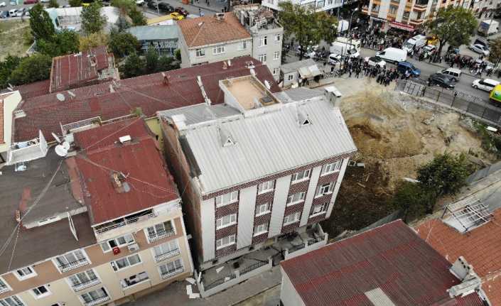 İstanbul Bağcılar’da çökme riski nedeniyle bir bina boşaltıldı.