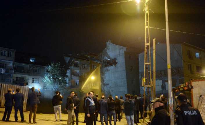 Bağcılar’da inşaat çalışmasından yapılan kazı nedeniyle çökme riski bulunan binanın