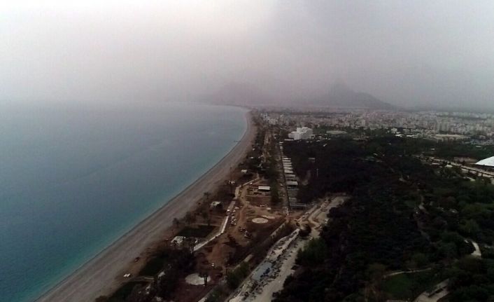 Kuzey Afrika’dan kuvvetli hava akımının taşıdığı çöl tozu, Antalya semalarını
